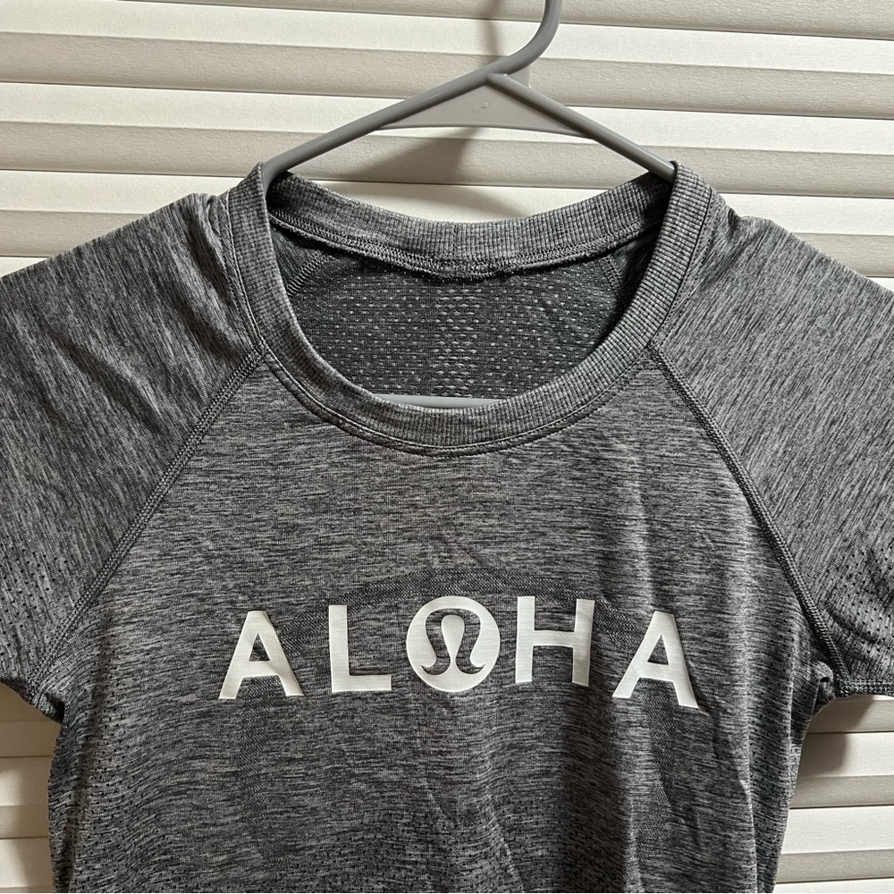 Lululemon Athletica size 4 Aloha swiftly tech top RARE
